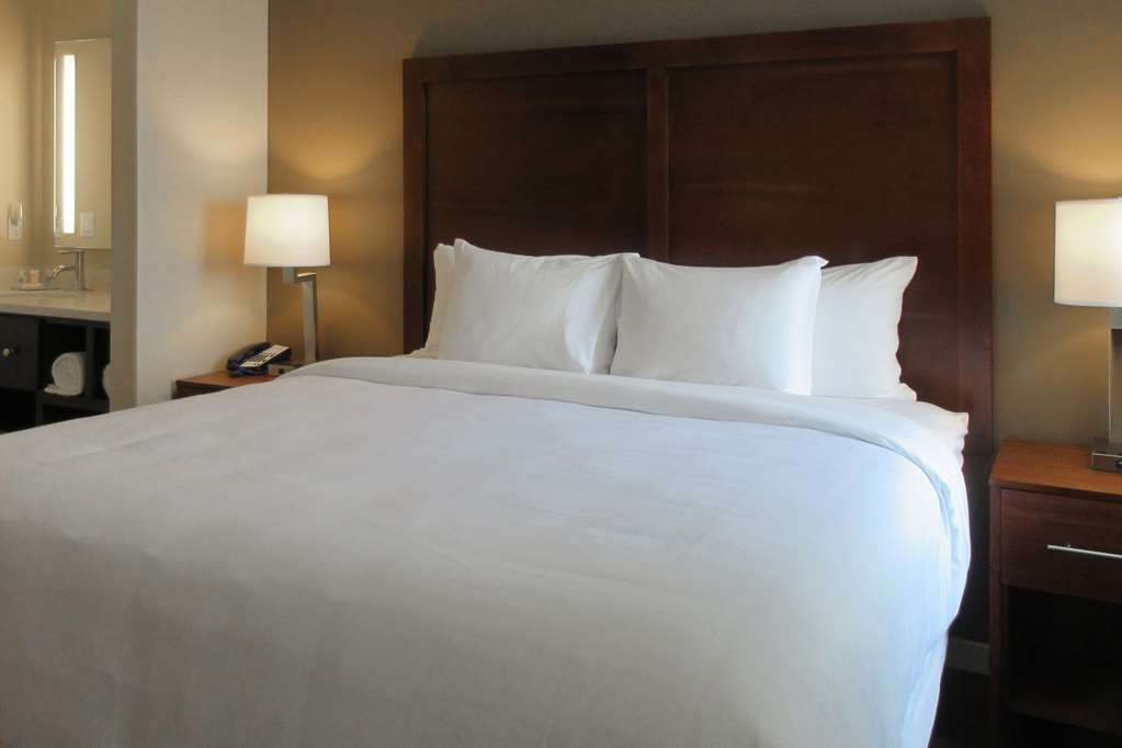 Comfort Inn & Suites Near Ontario Airport Room photo